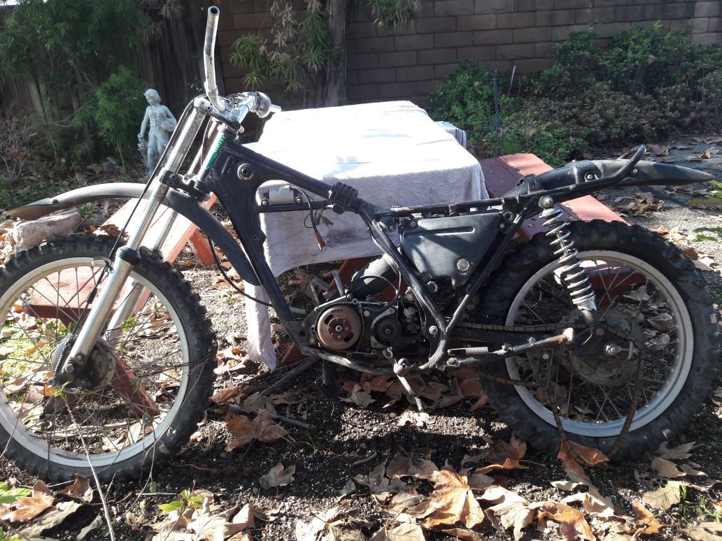 1985 Kawasaki KE-125 A-12 dirt bike frame and parts