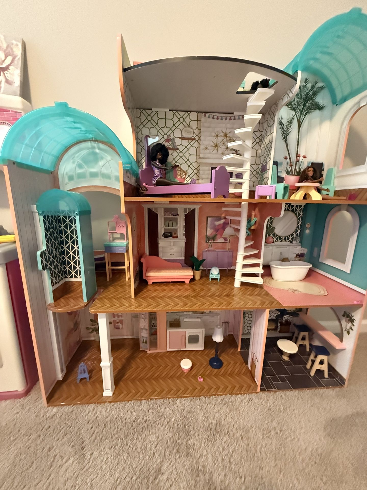 Dollhouse With Dolls And Furniture