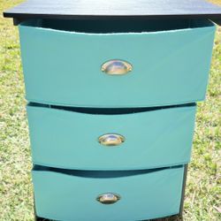 Selling an organizer with 3 drawers and wheels.