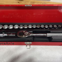 16 Pc Metric 1/2 Drive Socket Set 