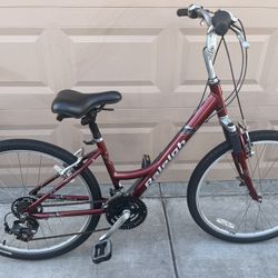26"x2.35. RALEIGH WOMENS HYBRID BIKE. - comfort series-. (Small). Aluminum. Freshly túne up EXCELLLENT CONDITION 👌🏼