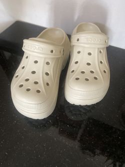🌸🌺🌸BONITAS , CÓMODAS , NUEVAS CROCS SIZE 6