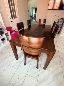 BEAUTIFUL SOLID WOOD DINING TABLE