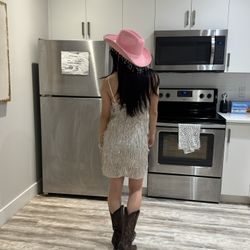 Pop girlie concert fit with cowboy hat 
