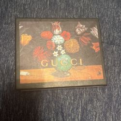 Gucci wallet for sale comes with box pickups only 150$ cash or cashapp