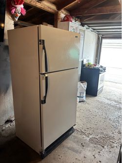 Freestanding White Top-Freezer 2-Door Refrigerator Manual Defrost 15.1-20 ft³