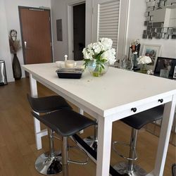 White size good for 4