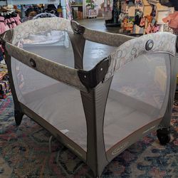 Graco Travel crib pack n play portable bed infant baby toddler