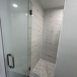 Modern 1 Bedroom / 1 Bath – Big Walk-In Shower – All Utilities Included