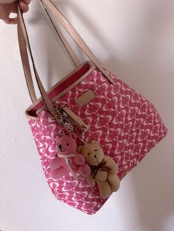Big Coach Tote. Two types of styles to wear