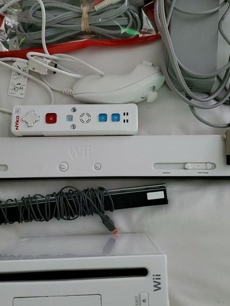 Wii With All Cords 4 GAMES And One Controller. Also Includes Wireless Sensor.