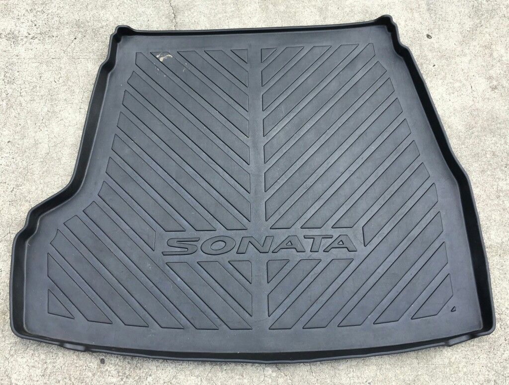Sonata Trunk cargo protector and floor mats. Like new rubber cargo mat and original Factory Sonata floor mats