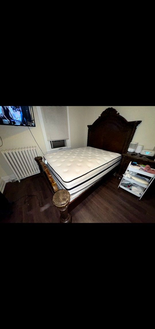 bedroom set. It comes with a night stand and a dresser along with foot and headboard.