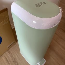 Diaper trash bin Genie