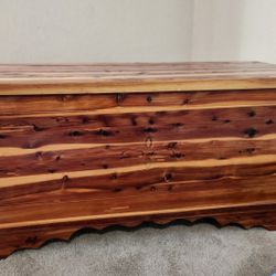 Cedar Chest With Tray