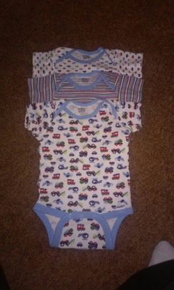 Gerber onesies 6-9 mnths never worn