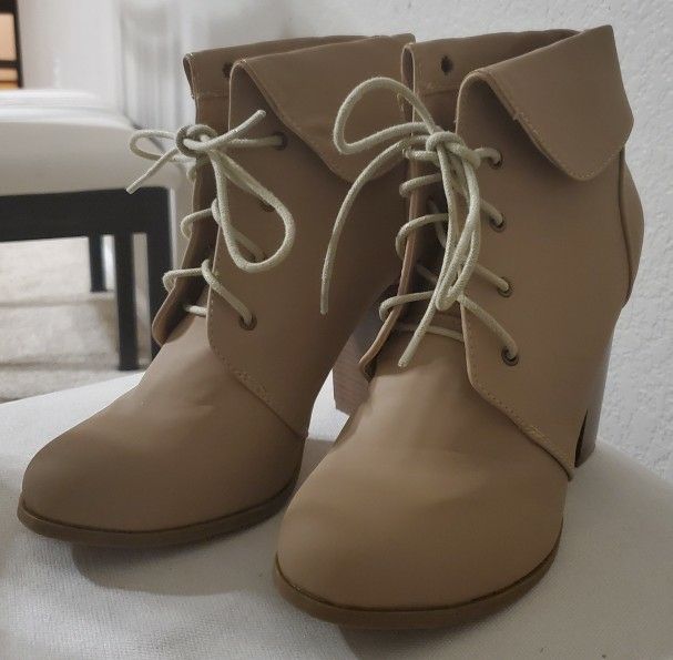 Women Boots (Size 7)