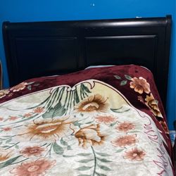 Queen Bad Frame With Drawers, Chest , Vanity With Drawers