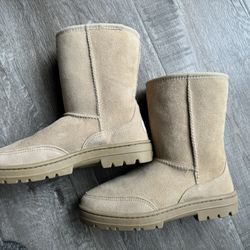 UGG Ultra Short Water Resistant- Size 6