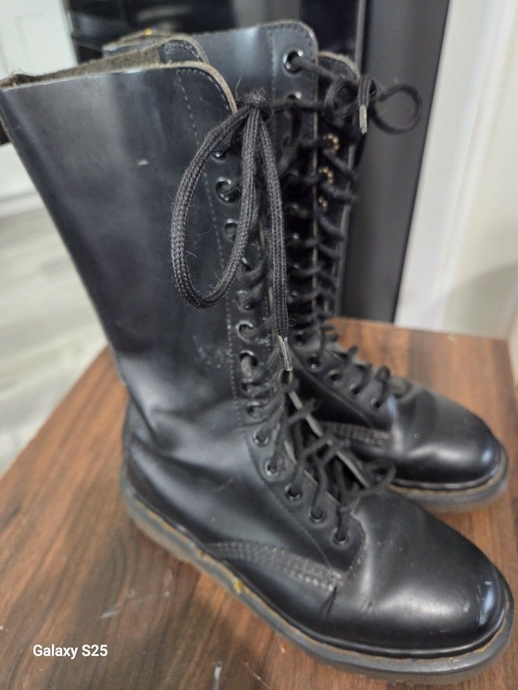 Dr MARTENS 14 EYELET BOOTS