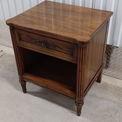 MID CENTURY NIGHTSTAND/END TABLE good Quality 