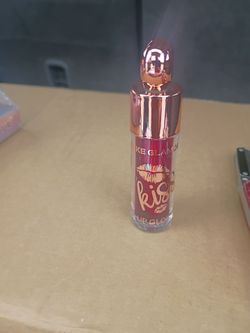 Make Glamour Kiss Lip Gloss