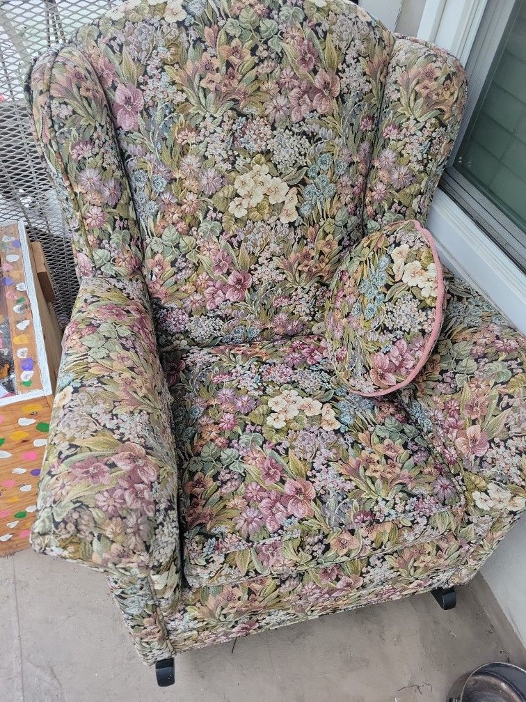 Floral Rocking Chair Plus Ott.