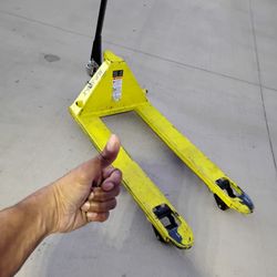 Pallet Jack$179 Firm! Goes Up Half Way But Works 
