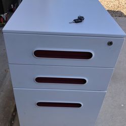 File Cabinet (wheel), small with key 