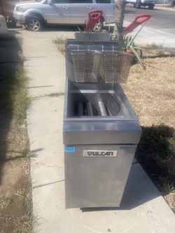 Vulcan 1VEG35M-1 Natural Gas 35-40 lb. Floor Fryer with Millivolt Controls - 70,