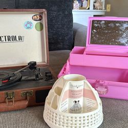Bundle: Makeup Caboodle, Makeup Brush Set, Record Player