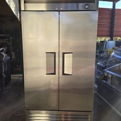 Refrigerator-Solid Swing Door- true-39 1/2 L