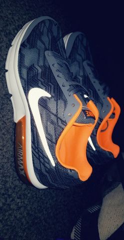 NIKE AIR MAX