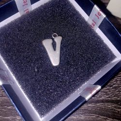 "V" Pendant