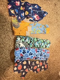 Pijamas para niño talla 5 $25