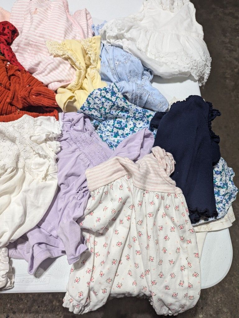 Lot Of 16 Items Baby Gap Baby Girl Clothes 0-12 Months. 