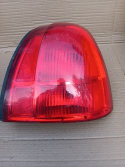 2011 Lincoln Town Car Right-side Taillight