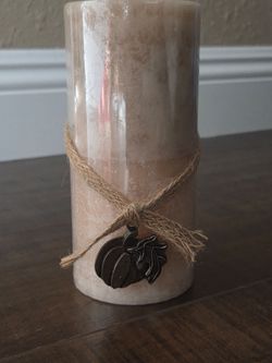 Candle with pumpkin charm