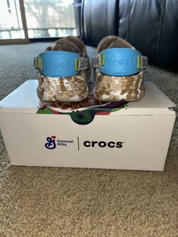 CROCS Cinnamon Toast Crunch 