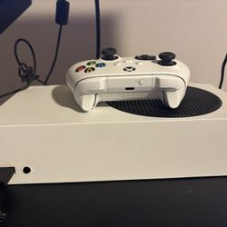 Xbox Serie S and Controller 