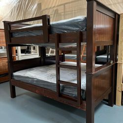 LITERA DE MADERA SOLIDA DE PINO CON COLCHONES INCLUIDOS 