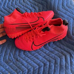 Nike Football Shoes Size 4.5 30$ OBO