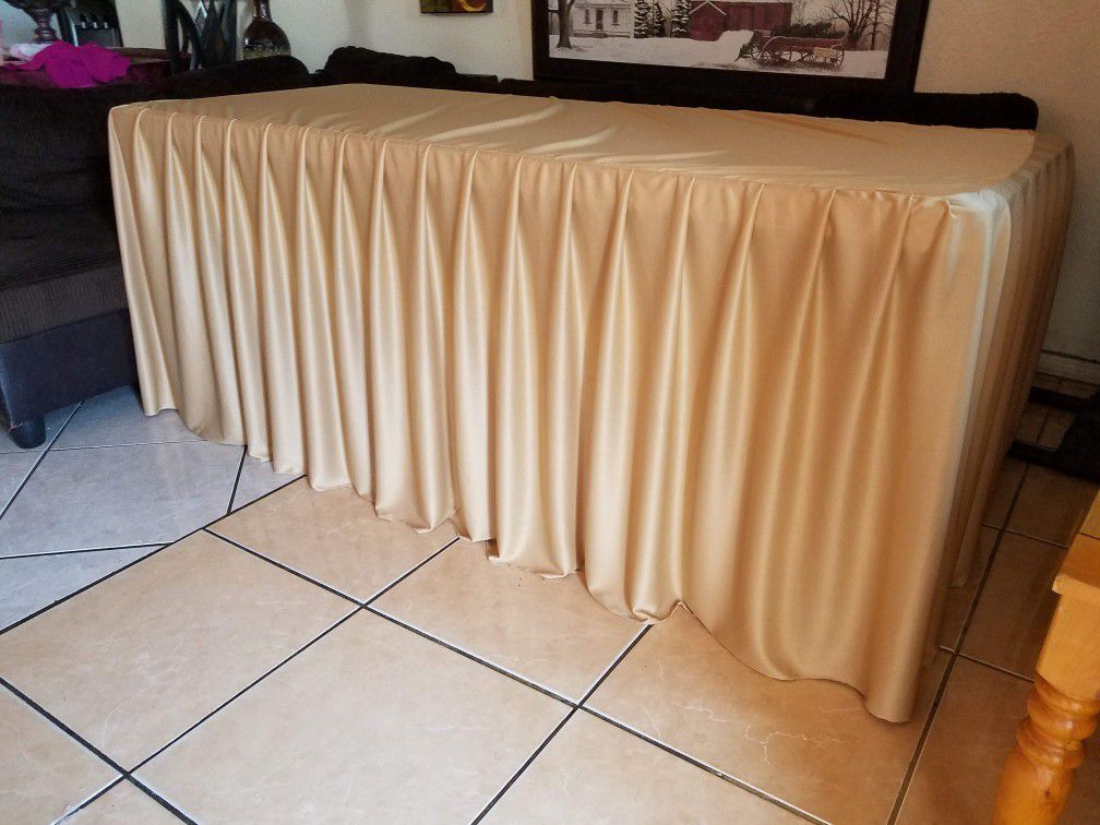✳️Table cloth For sale $20.00 Firm price For regular table 6ft
