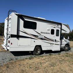 2017 Ford Winnebago Minnie Winnie RV 24ft 
