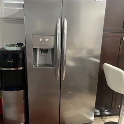 FRIGIDAIRE GALLERY REFRIGERATOR  Counter Depth 