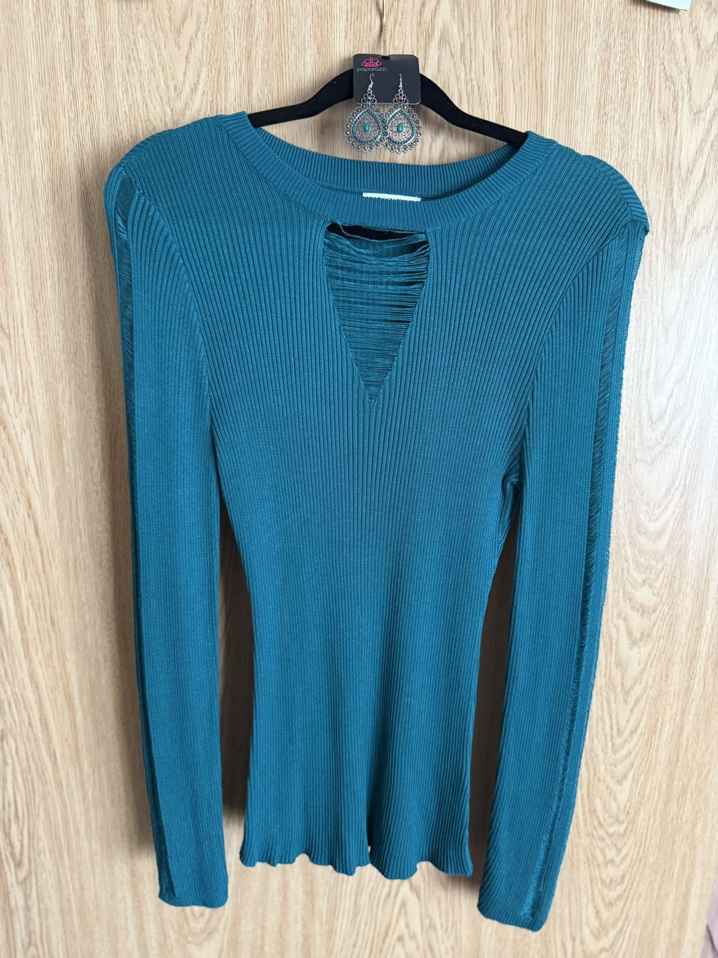 FASHION NOVA- NWOT-Women’s XL top *free earrings*