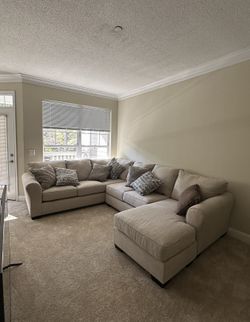 Sectional sofa with chaise