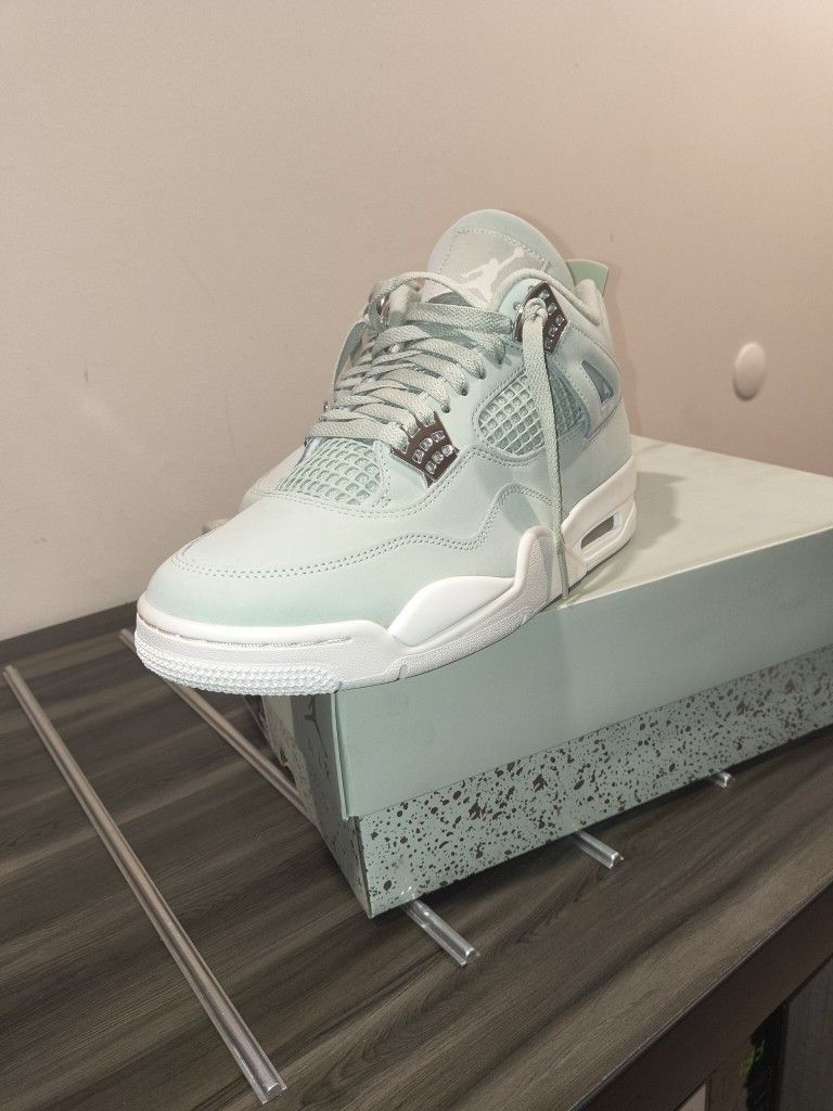 Wmns Air Jordan Retro 4s "Seafoam*