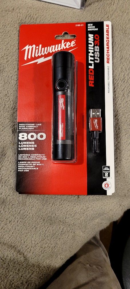 Milwaukee rechargeable flashlight 800 Lumens