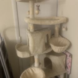 CAT TREE (NOT CLEAN)
